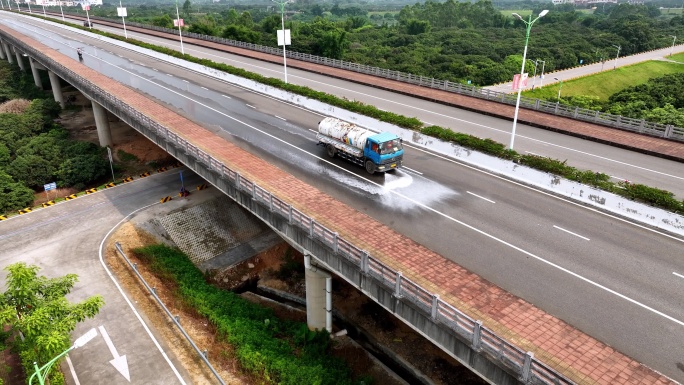 公路洒水车环卫工人