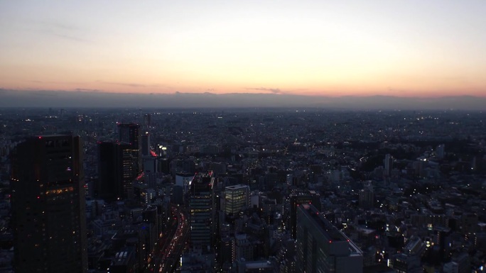 东京，日本:航拍日落延时拍摄的东京市景。