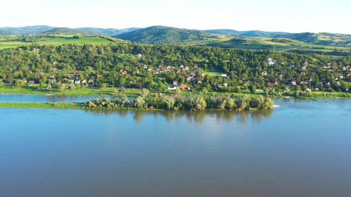 Banostor，位于塞尔维亚伏伊伏丁那省多瑙河右岸，阳光明媚的夏日鸟瞰图