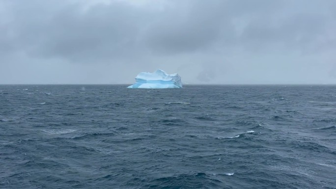从海上的船上看到的多云天空下的冰川，南极洲