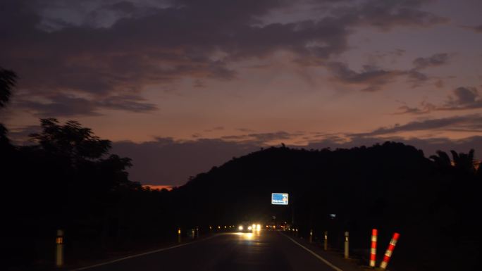 傍晚的乡村公路