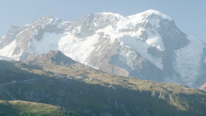 瑞士救援直升机飞越阿尔卑斯山谷