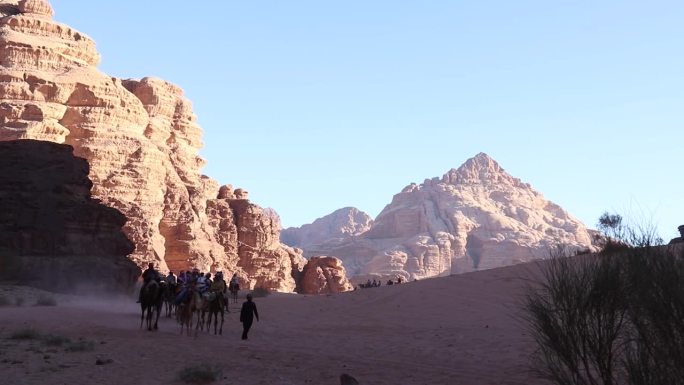 约旦瓦迪拉姆保护区骑骆驼的游客。
