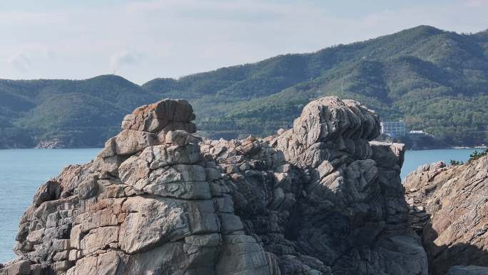 航拍威海市环翠区北环海路猫头山秋季风景