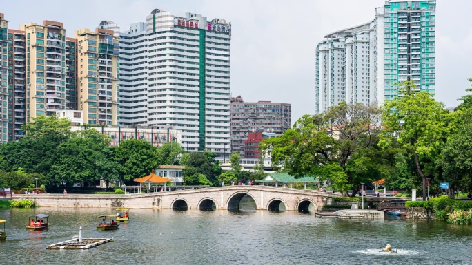 广州荔湾湖公园拱桥景观和观光游船延时摄影