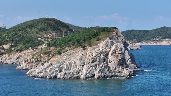 航拍威海市环翠区北环海路猫头山秋季风景