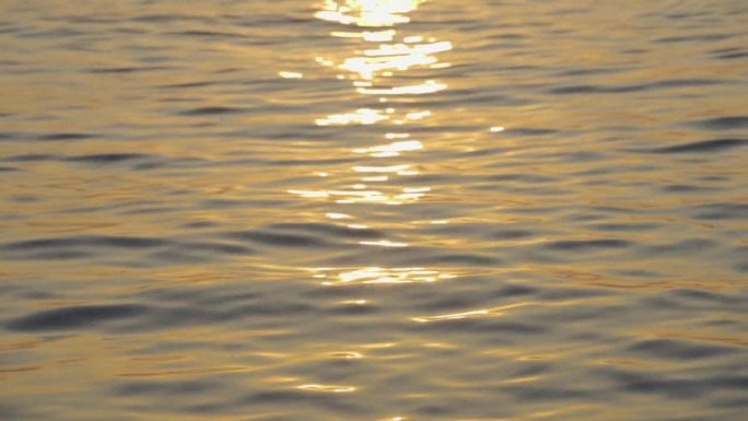 日落时金色阳光在海面上的美丽反射。