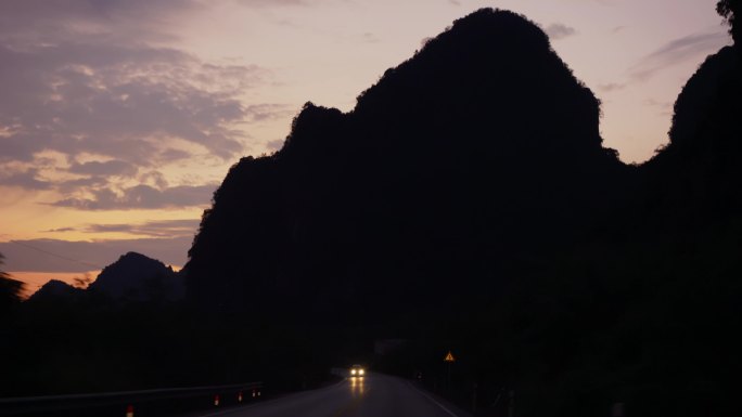 傍晚的乡村公路