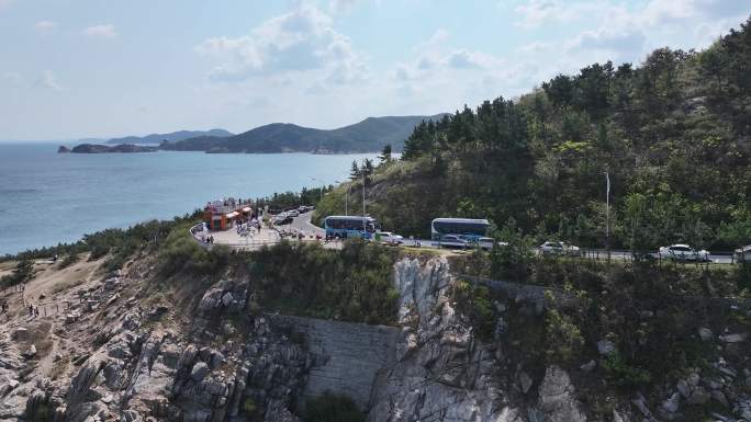 航拍威海市环翠区环海路上的旅游观光巴士