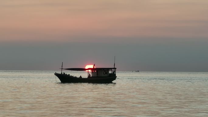 海上渔船日落