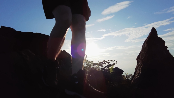 登山爬山脚步特写