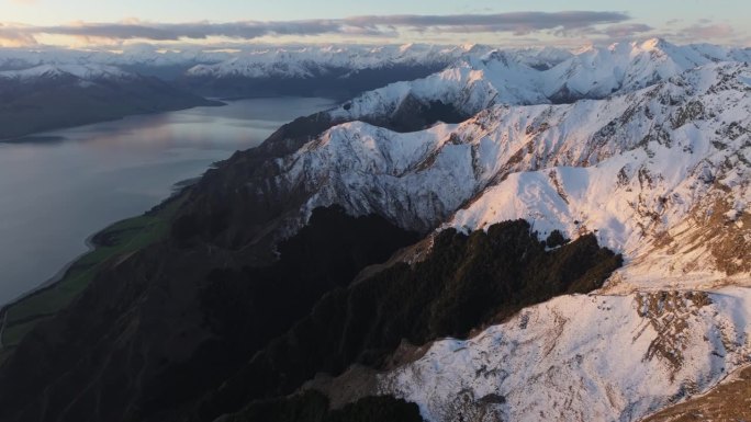 新西兰哈威亚湖的美丽鸟瞰图。山峰，冬末的自然景观。