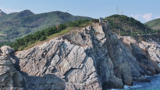 航拍威海市环翠区北环海路猫头山秋季风景