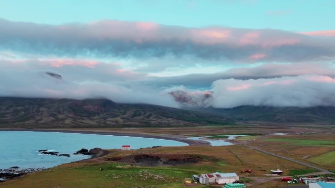 冰岛博尔加峡湾埃斯特里山区的云和日落——无人机拍摄
