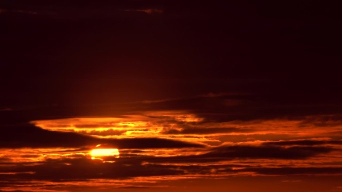 美丽的大日出，金色的光芒4K。太阳光线与观看橙色彩云，早晨，晴天，阳光，天空，黎明，明亮，场景，地平
