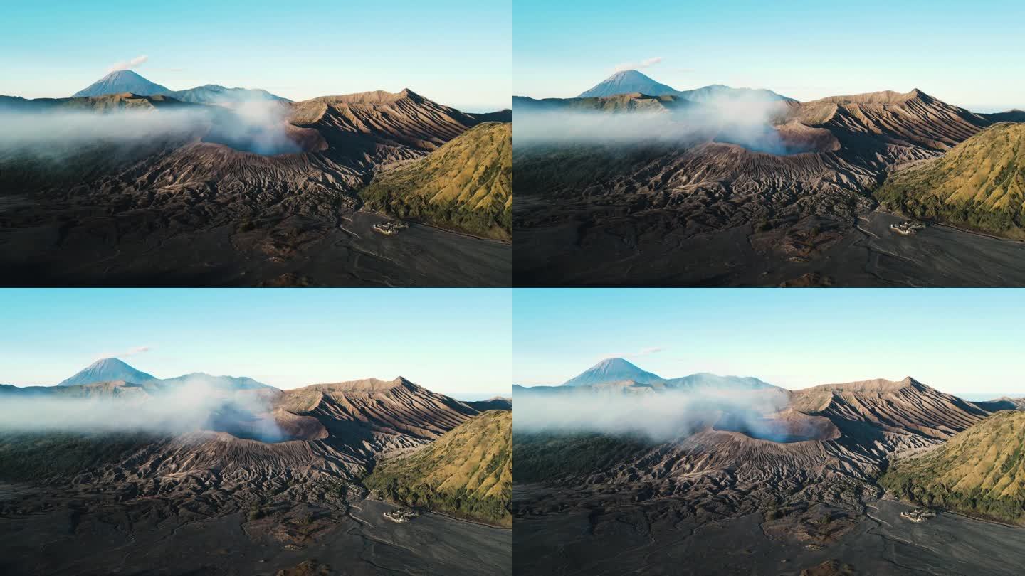 布罗莫山在清晨活跃地喷出火山烟雾。无人机时间推移轨道与良好的光线显示这个地标火山的轮廓，爪哇，印度尼