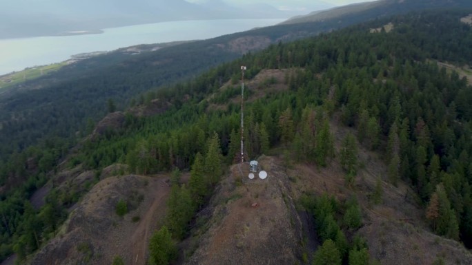 偏远山区的无线电通信基站发射机。卫星天线，5G数据信号广播频率，4G蜂窝接收覆盖。斯皮恩科普山。
