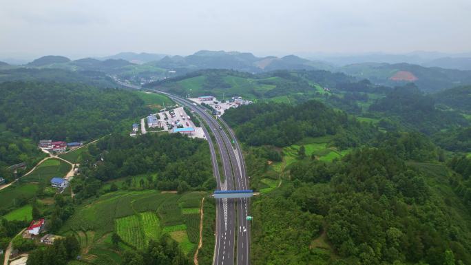 鸟瞰贵州山区银百高速公路