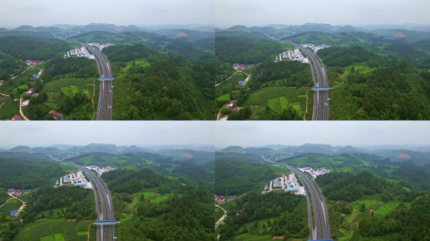 鸟瞰贵州山区银百高速公路