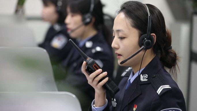 公安警察接警员接听电话调度工作镜头合集