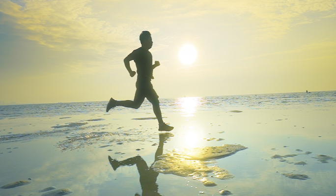 年轻人海边奔跑锻炼身体拼搏突破力量运动员