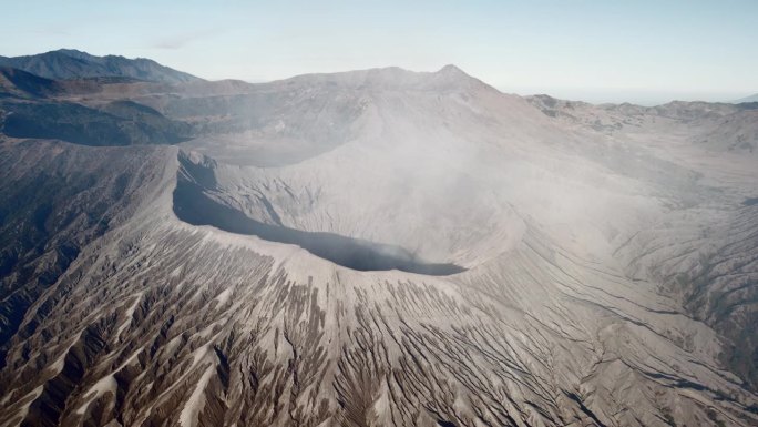 布罗莫火山月球景观。火山喷发的黑色细沙造就了这片死气沉沉的荒漠。无人机飞过，露出来。