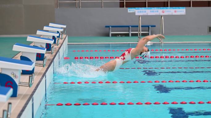 跳水运动员比赛水花视频慢动作游泳美女入水