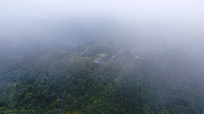 云雾下的盘山公路