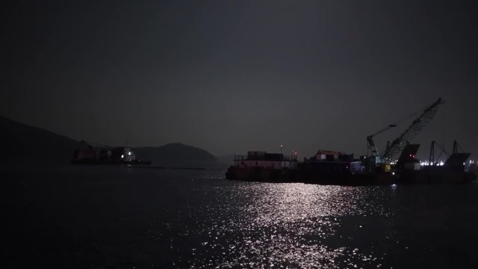 美丽的海浪在黑夜中摇曳，月光下的海浪，港口城市