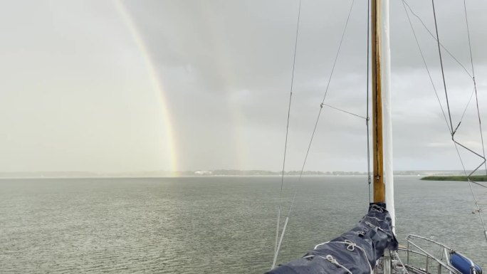 帆船旅行，下雨天湖面上有彩虹