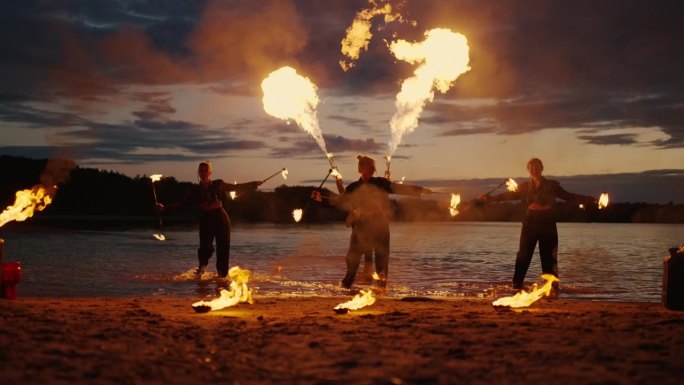神秘的火表演，湖岸夜景水火秀，剪影