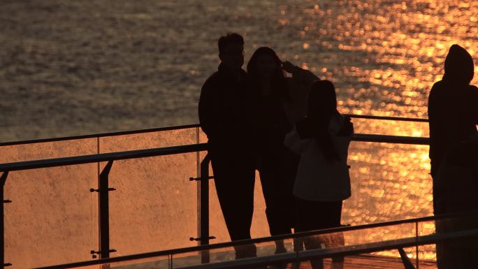 威海市环翠区猫头山观景台上看日出的人群