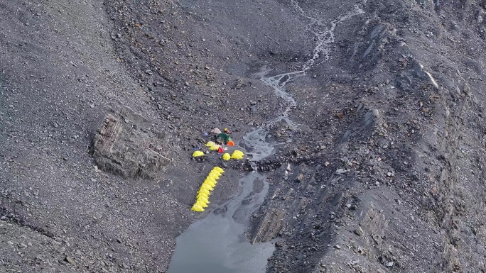 航拍川西贡嘎山区乌库楚雪山登山者C1营地