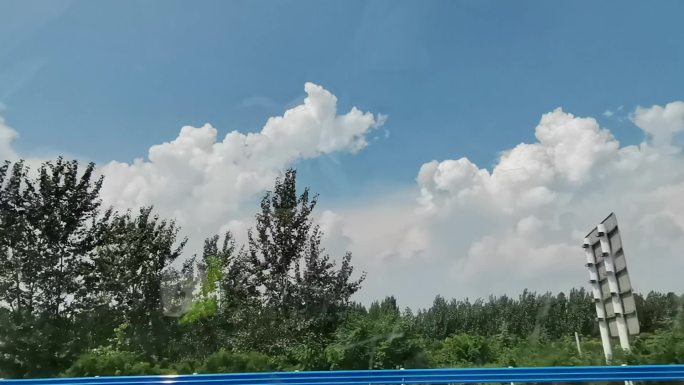 车窗外田园农村蓝天白云风景