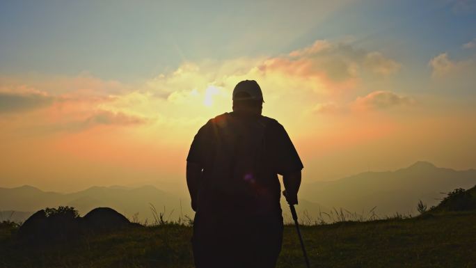 一个肥胖的男子背包客逆光登山运动减肥