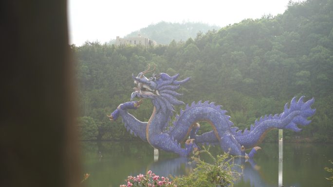 公园湖上的龙陶瓷建筑景观