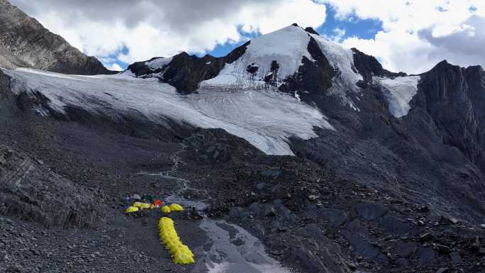 航拍川西贡嘎山区乌库楚雪山登山者C1营地