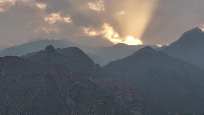 贺兰山夕阳金光