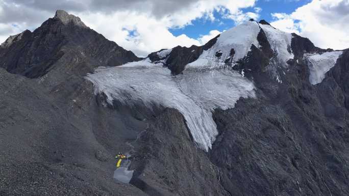 航拍川西贡嘎山区乌库楚雪山登山者C1营地