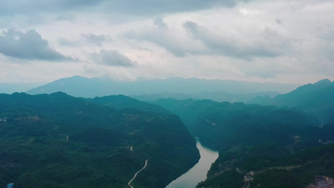 烟雾弥漫的长江三峡两岸巫山两岸
