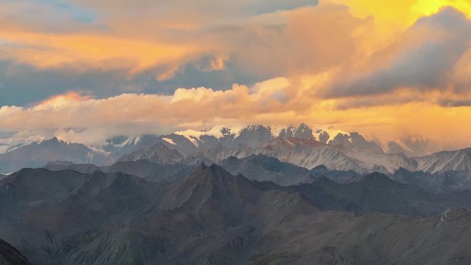 航拍川西蜀山之王贡嘎山群峰晚霞风光