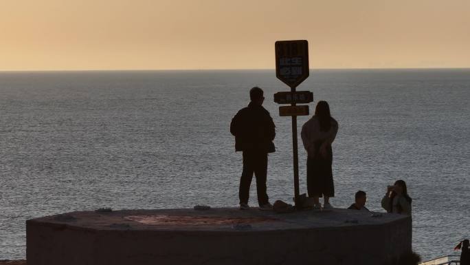 航拍威海市环翠区猫头山观景台看日出的游客