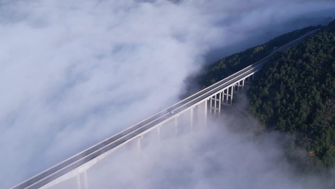 4k航拍云贵高原上高速公路高架桥云海