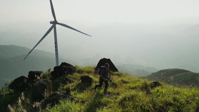 户外徒步登山爬山登高望远