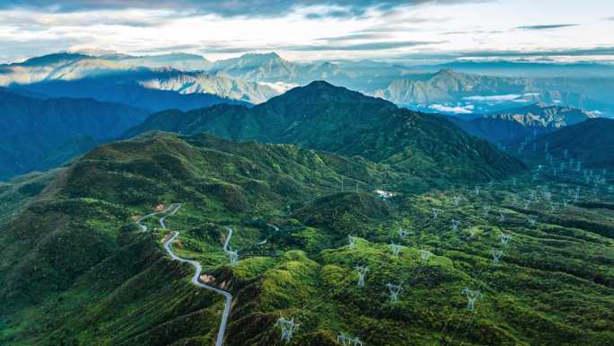 震撼大气青山绿水间电力铁塔航拍延时风光