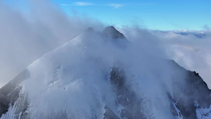 川西横断山脉贡嘎山卫峰乌库楚雪山流云