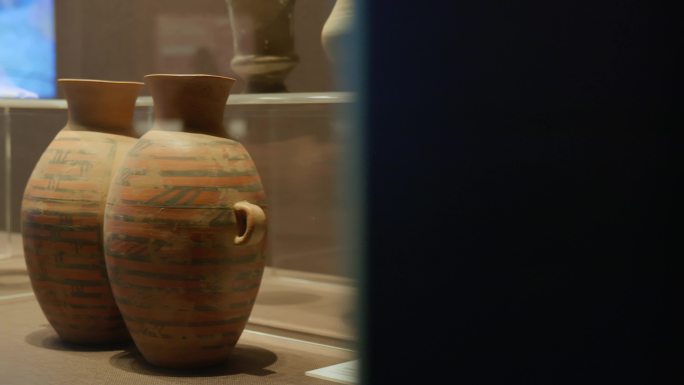 仰韶时期出土文物陶罐及石器