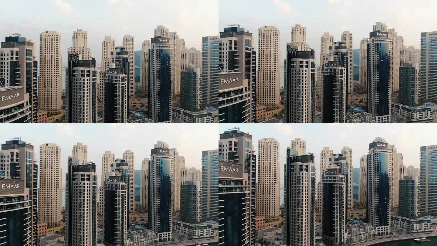 迪拜码头的现代摩天大楼，反射在玻璃，迪拜河下