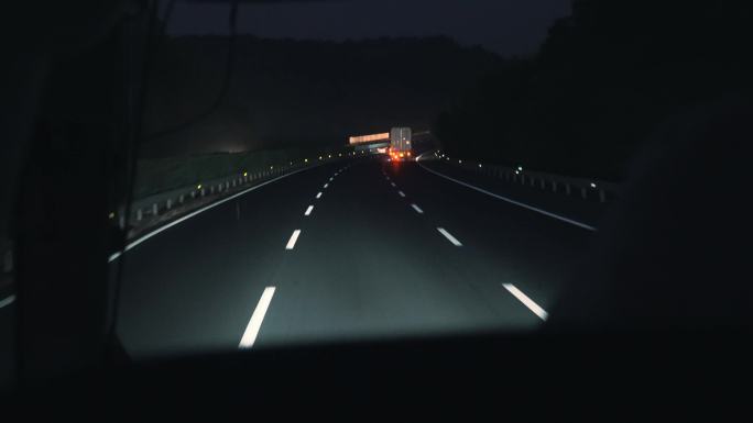 夜间开车行驶在高速公路上【原创可商用】
