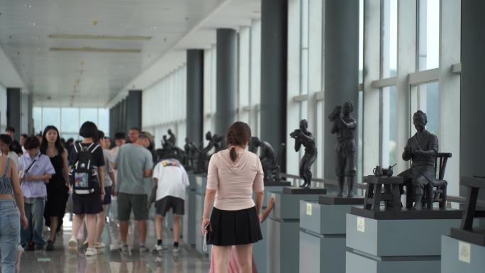 参观博物馆人群看展览游客欣赏陶瓷艺术品